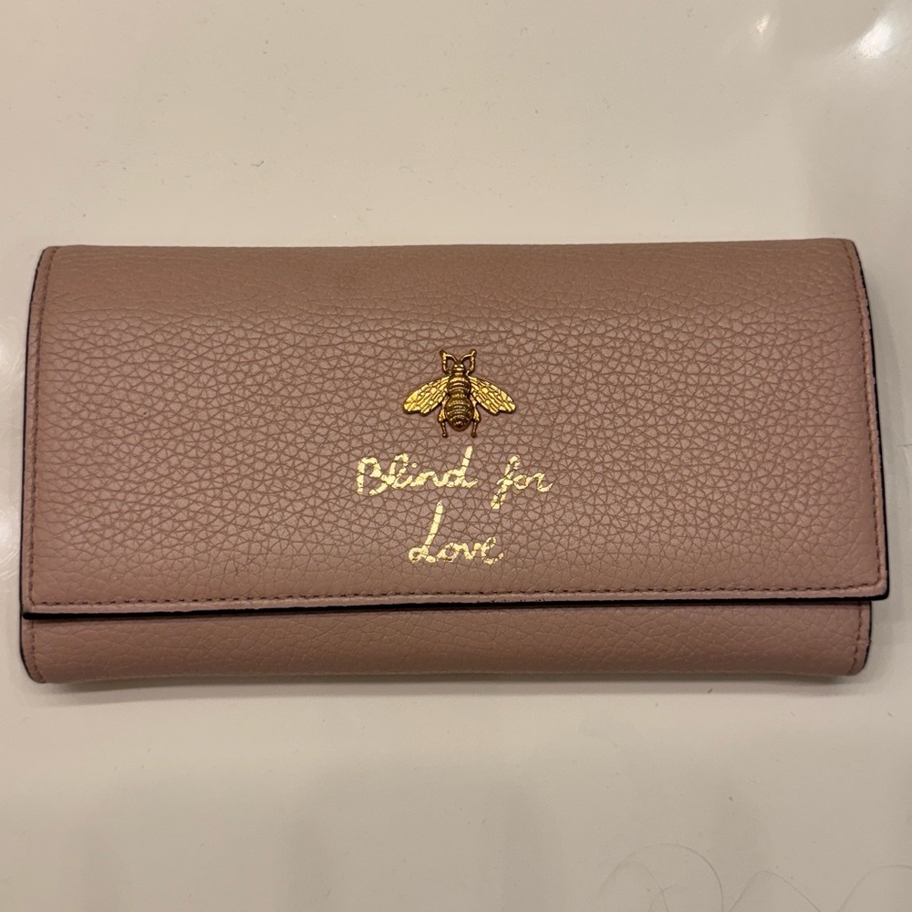 Gucci wallet: Blind for love